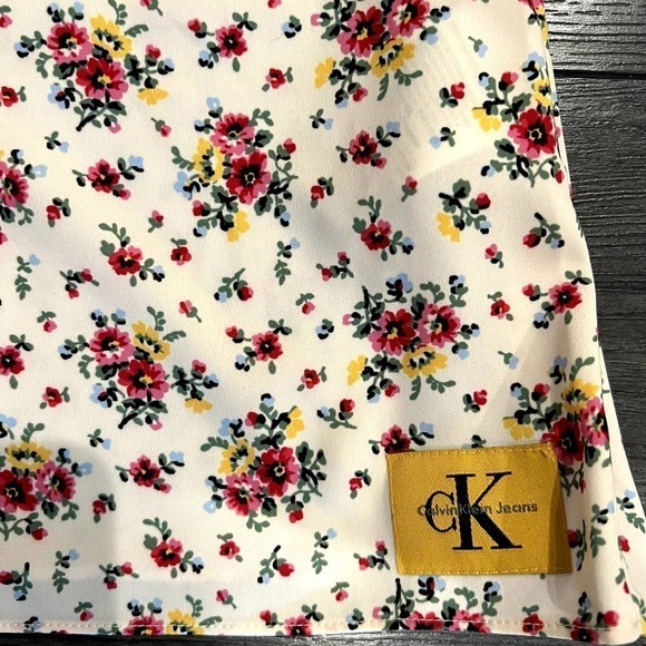 NWT Calvin Klein Jeans Cream Ditsy Floral Sleeveless Mini Dress Size Small - Picture 2 of 5